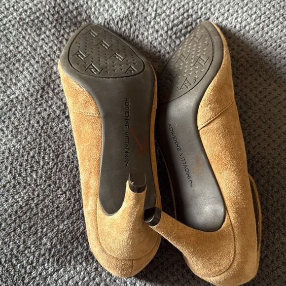 Adrienne Vittadini Camel Suede Pointed Toe Ankle Strap Heels Size 7 High Heel - Picture 10 of 15